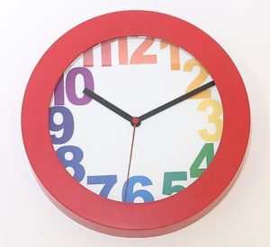 705 Mebus Wanduhr ! rot mit bunten Zahlen ! modernes design ! 25 cm