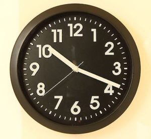 689 Mebus Wanduhr ! schwarz - weiß ! super modernes design ! 25 ,5 cm