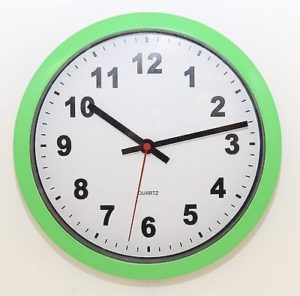 687 Mebus Wanduhr ! grün - weiß ! super modernes design ! 25 ,5 cm