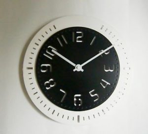 449 Wanduhr " Holz "weiß - schwarz super modern ! super !