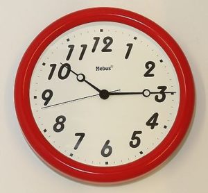 643 Mebus Wanduhr ! rot - weiß ! 28,5 cm