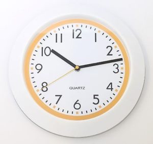 710 Mebus Wanduhr ! weiß - gelb ! modernes design ! 29,5 cm
