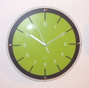 146 Wanduhr ! schwarz - grün ! super modern ! 31 cm